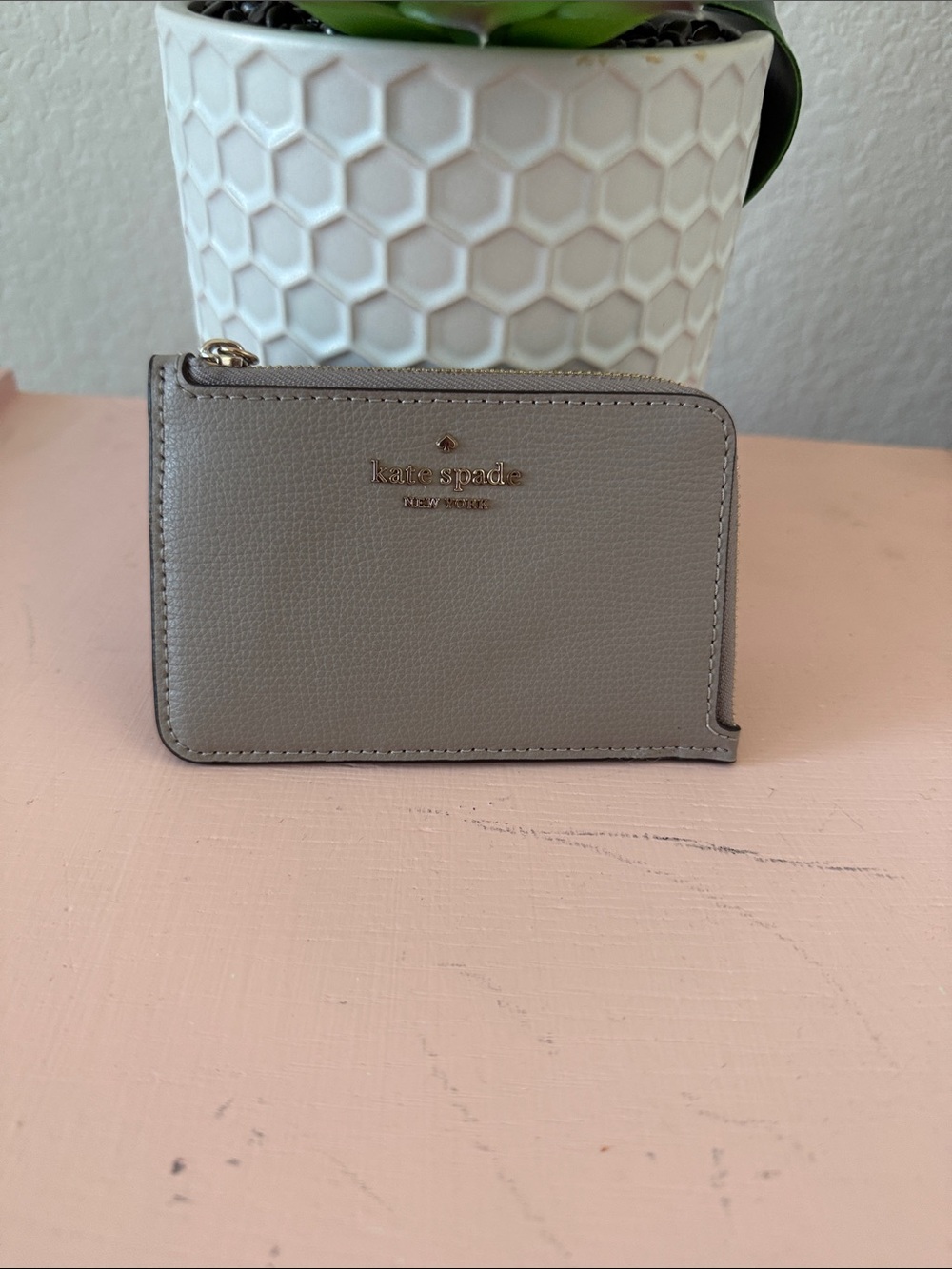 kate spade small zip card case in taupe gray with gold logo